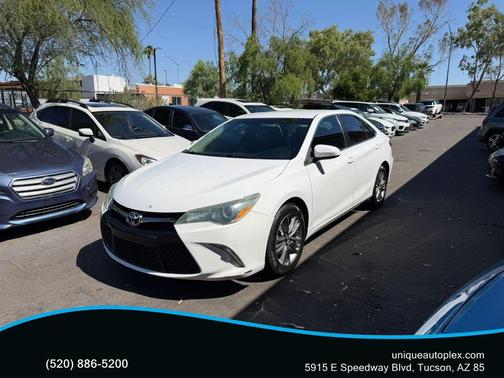 Super White 2015 Toyota Camry SE