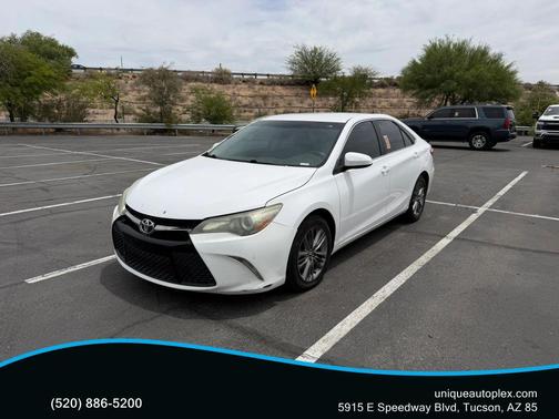 Super White 2015 Toyota Camry SE