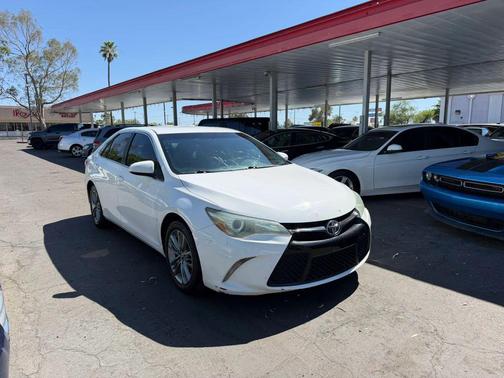 Super White 2015 Toyota Camry SE