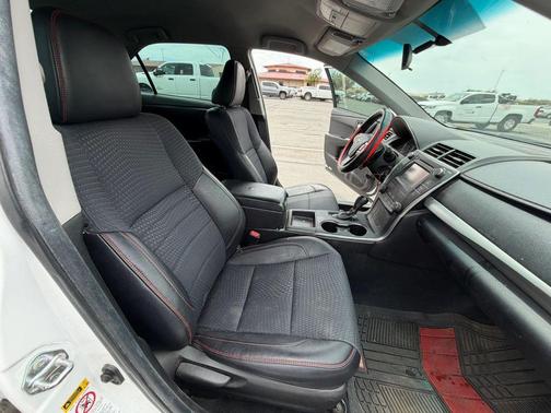 Super White 2015 Toyota Camry SE
