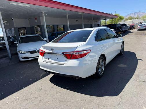 Super White 2015 Toyota Camry SE