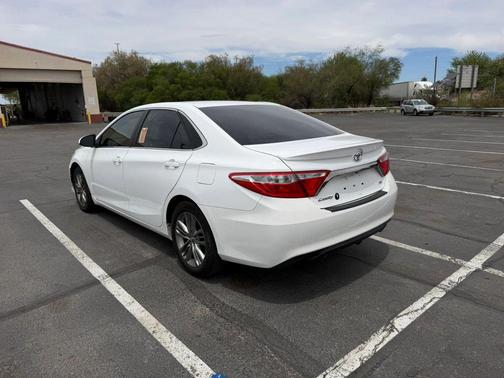 Super White 2015 Toyota Camry SE