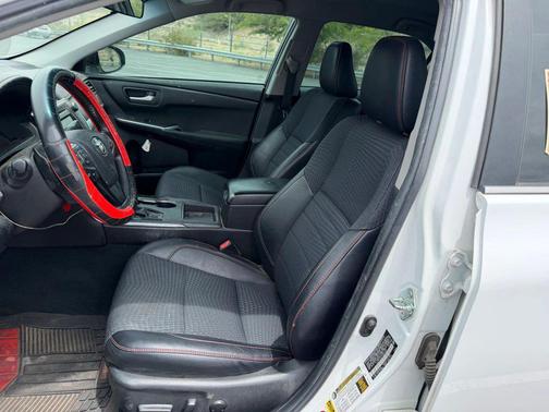 Super White 2015 Toyota Camry SE