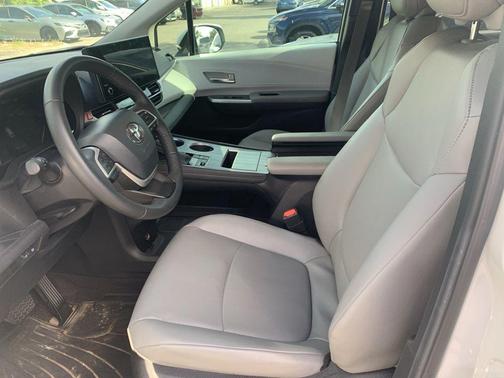 Wind Chill Pearl 2025 Toyota Sienna XLE