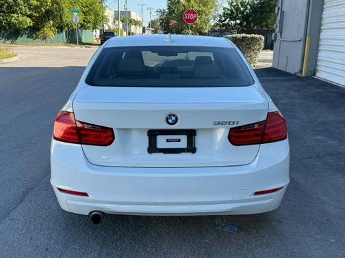 White 2014 BMW 320 i