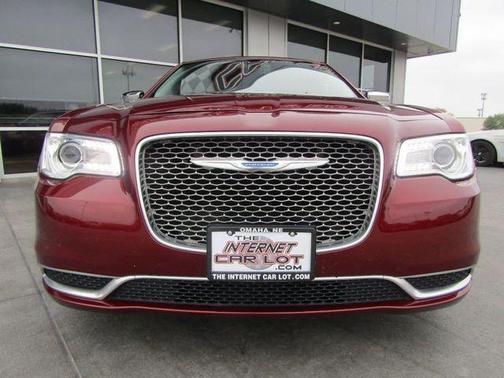 Photo 2 of 46 of 2018 Chrysler 300 Touring
