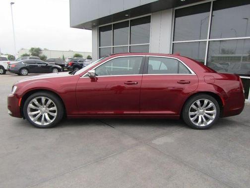 Photo 4 of 46 of 2018 Chrysler 300 Touring