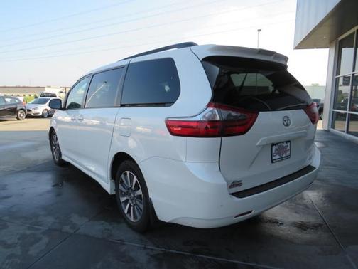 2020 Toyota Sienna XLE