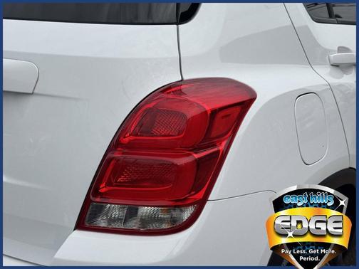 Summit White 2022 Chevrolet Trax LT