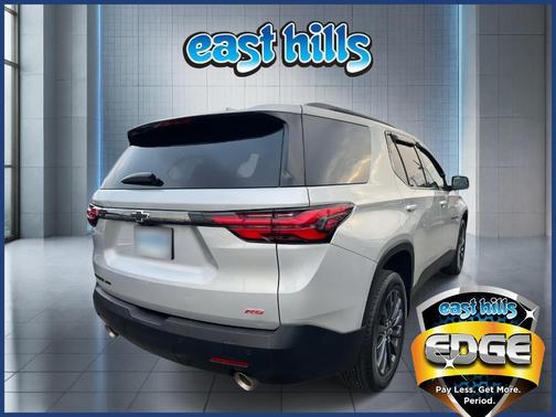 Silver Ice Metallic 2022 Chevrolet Traverse RS