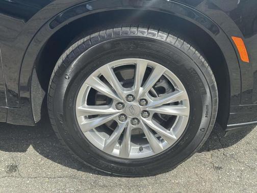 Stellar Black Metallic 2024 Cadillac XT6 Luxury AWD