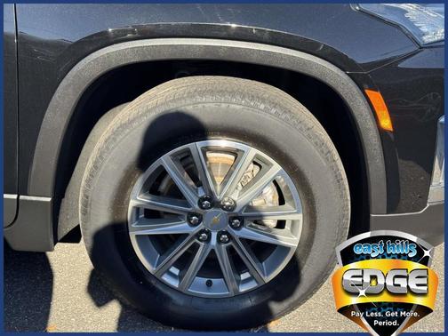 Mosaic Black Metallic 2023 Chevrolet Traverse LT Cloth