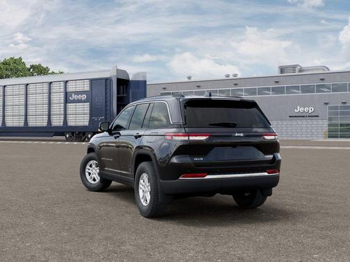 Diamond Black 2025 Jeep Grand Cherokee Laredo