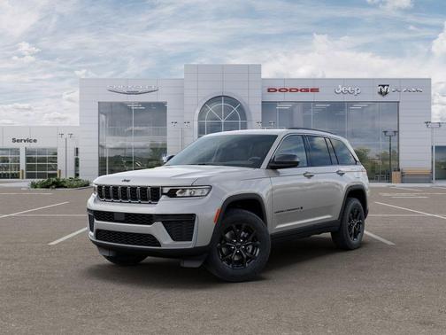 Silver Zynith 2026 Jeep Grand Cherokee Laredo