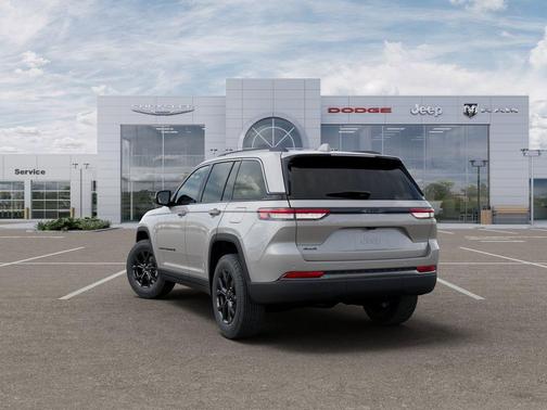 Silver Zynith 2026 Jeep Grand Cherokee Laredo