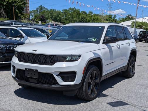 Bright White Clearcoat 2023 Jeep Grand Cherokee Altitude