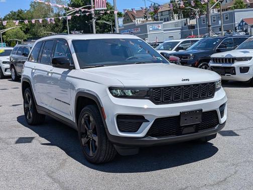 Bright White Clearcoat 2023 Jeep Grand Cherokee Altitude