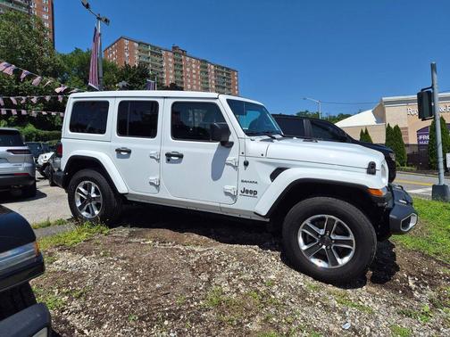 Bright White Clearcoat 2023 Jeep Wrangler Sahara