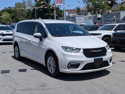 Bright White Clearcoat 2023 Chrysler Pacifica Touring-L