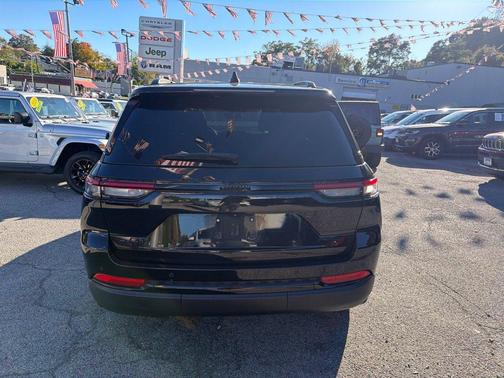 Diamond Black 2024 Jeep Grand Cherokee Laredo
