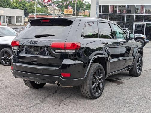 Diamond Black 2022 Jeep Grand Cherokee WK Laredo