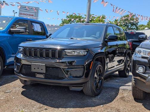 Diamond Black 2023 Jeep Grand Cherokee Altitude