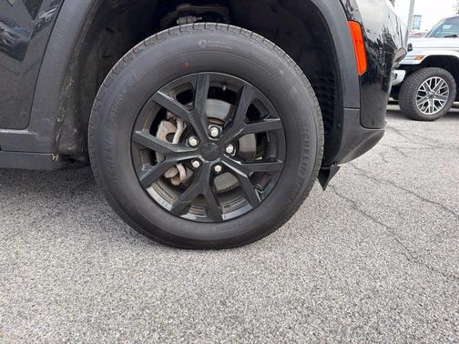 Diamond Black 2025 Jeep Grand Cherokee Laredo