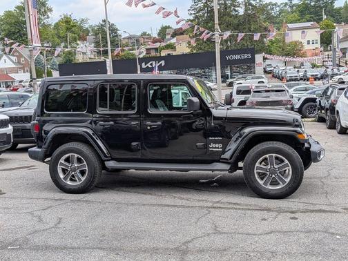 Black Clearcoat 2022 Jeep Wrangler Unlimited Sahara