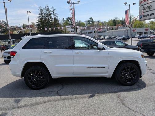 Bright White Clearcoat 2021 Jeep Grand Cherokee Laredo X