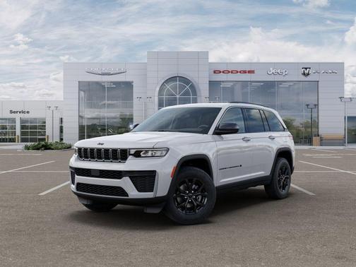 Bright White Clearcoat 2026 Jeep Grand Cherokee Laredo