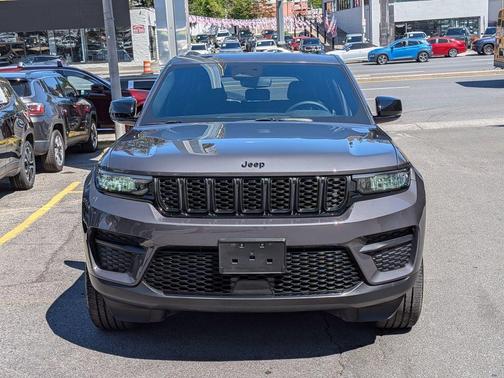 Metallic 2023 Jeep Grand Cherokee Altitude