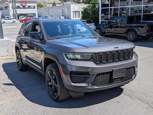 Metallic 2023 Jeep Grand Cherokee Altitude