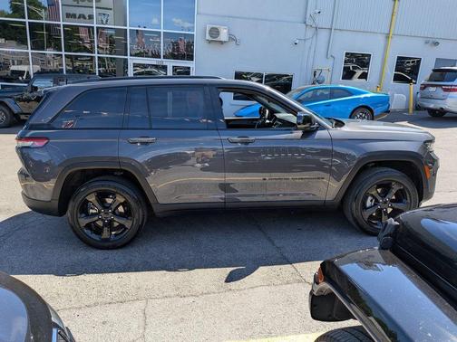 Metallic 2023 Jeep Grand Cherokee Altitude