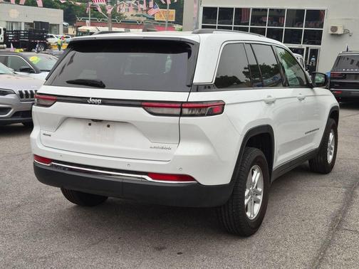 Bright White Clearcoat 2024 Jeep Grand Cherokee Laredo