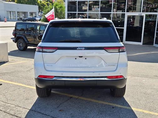 Bright White Clearcoat 2023 Jeep Grand Cherokee Limited