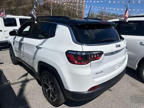 Bright White Clearcoat 2024 Jeep Compass Limited