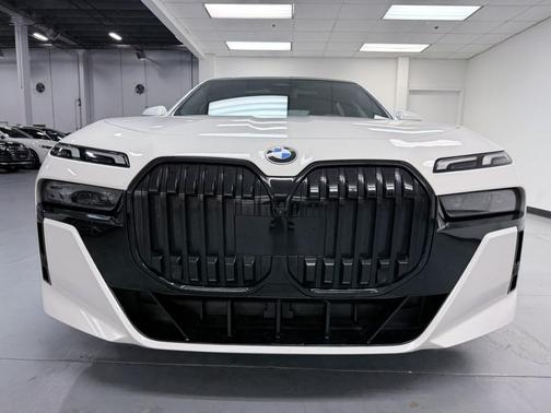 2023 BMW 740 i