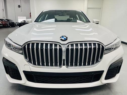 2022 BMW 740 i