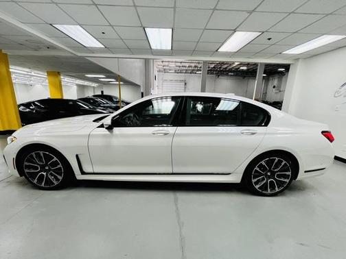 2022 BMW 740 i