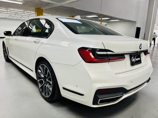 2022 BMW 740 i