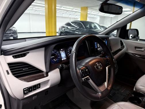 2016 Toyota Sienna XLE