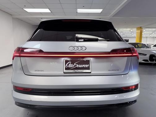 2022 Audi e-tron Premium Plus