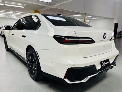 2023 BMW 740 i