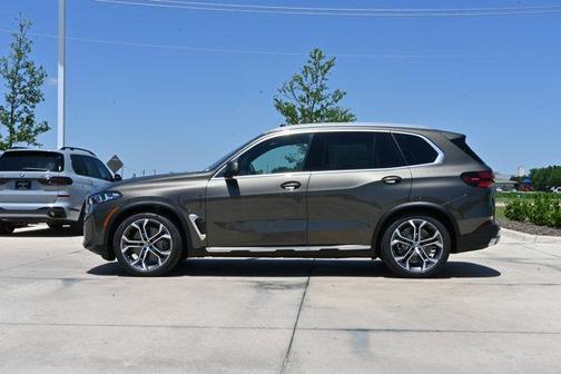 Manhattan Green Metallic 2026 BMW X5 PHEV xDrive50e