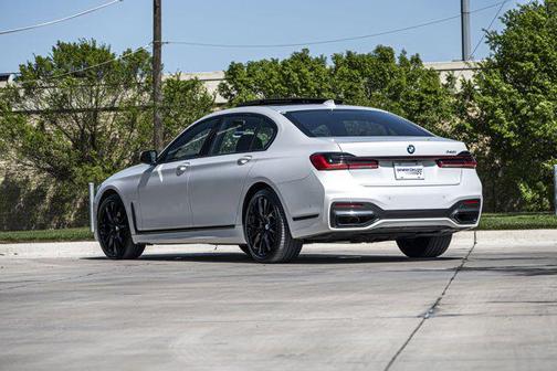 2022 BMW 740 i