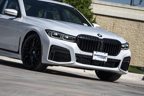 2022 BMW 740 i