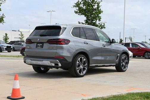 Skyscraper Grey Metallic 2026 BMW X5 xDrive40i
