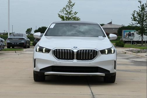 Mineral White Metallic 2027 BMW i5 eDrive40