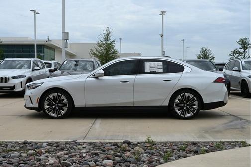 Mineral White Metallic 2027 BMW i5 eDrive40
