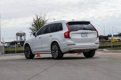 2022 Volvo XC90 T6 Momentum